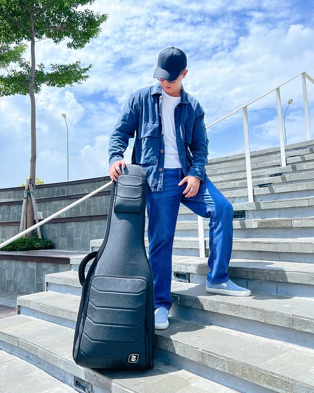 Musician carrying a DBM X gig bag